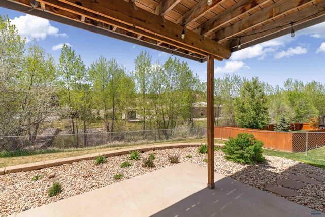 5221 KNOWLEDGE DR, Rapid City, SD 57702