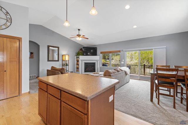 5221 KNOWLEDGE DR, Rapid City, SD 57702