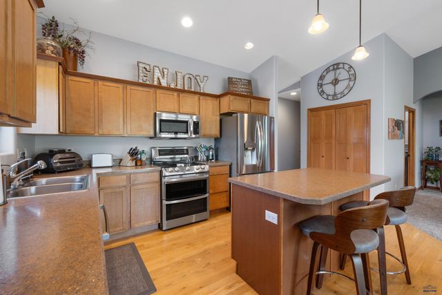 5221 KNOWLEDGE DR, Rapid City, SD 57702