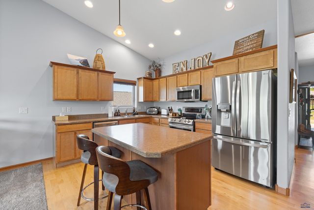 5221 KNOWLEDGE DR, Rapid City, SD 57702