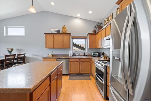 5221 KNOWLEDGE DR, Rapid City, SD 57702