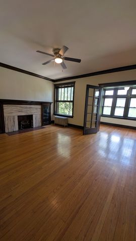 607 E 60th Street 2F, Chicago, IL 60637