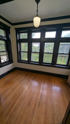607 E 60th Street 2F, Chicago, IL 60637