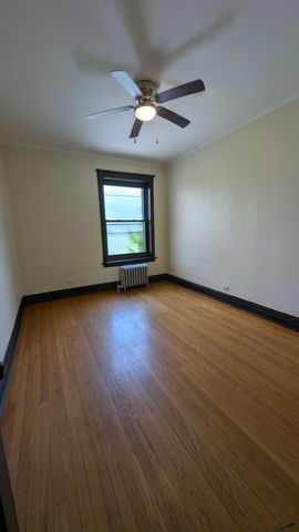 607 E 60th Street 2F, Chicago, IL 60637