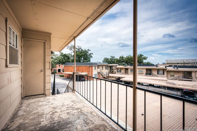 7500 Callaghan Rd Apt 222, San Antonio, TX 78229