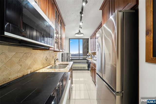 200 Winston Drive 2110, Cliffside Park, NJ 07010