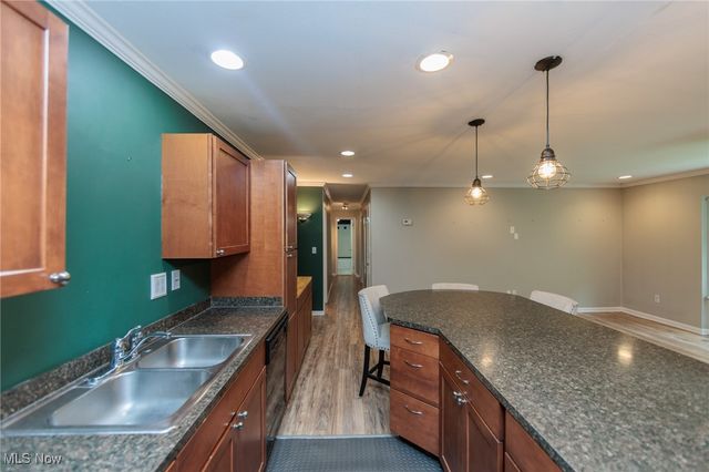 7030 Carriage Hill Drive 202, Brecksville, OH 44141