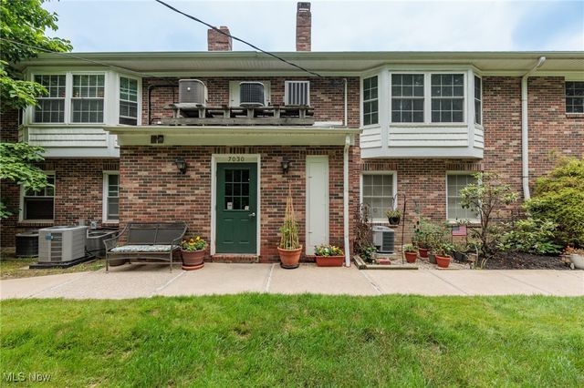 7030 Carriage Hill Drive 202, Brecksville, OH 44141