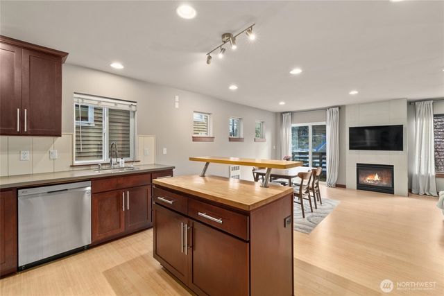 4005 7th Avenue NE, Seattle, WA 98105