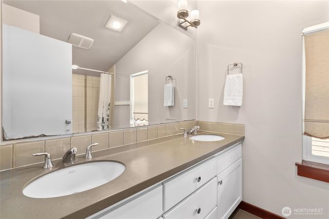 4005 7th Avenue NE, Seattle, WA 98105