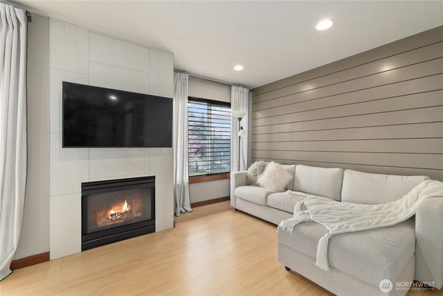 4005 7th Avenue NE, Seattle, WA 98105