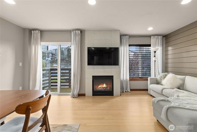 4005 7th Avenue NE, Seattle, WA 98105