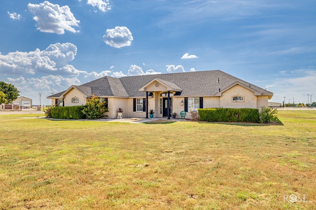 Image 3 of property listing at 7593 Plantation Court, Wall, TX 76957