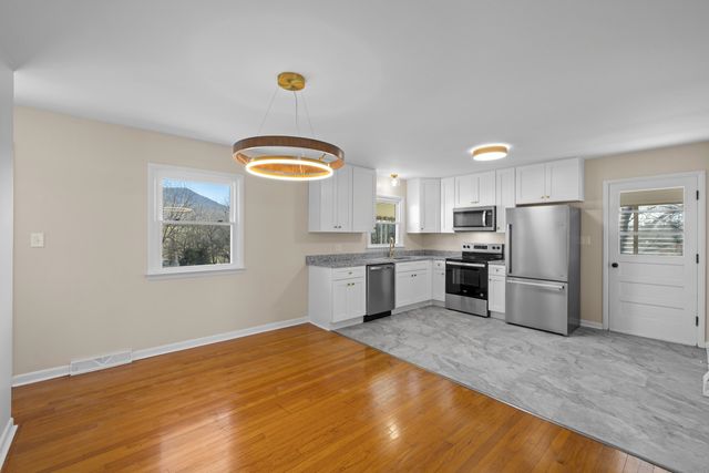 1726 MOUNTAIN VALLEY RD, Keezletown, VA 22832