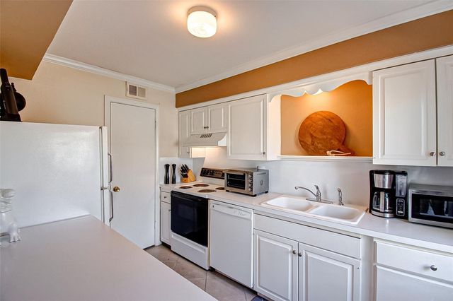 6332 Chevy Chase Drive 16, Houston, TX 77057