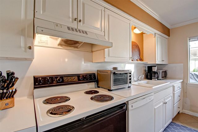 6332 Chevy Chase Drive 16, Houston, TX 77057