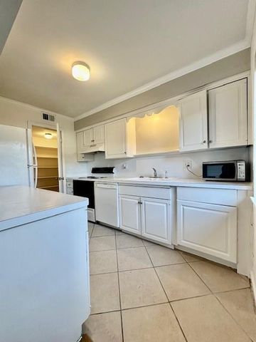 6332 Chevy Chase Drive 16, Houston, TX 77057