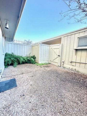 6332 Chevy Chase Drive 16, Houston, TX 77057