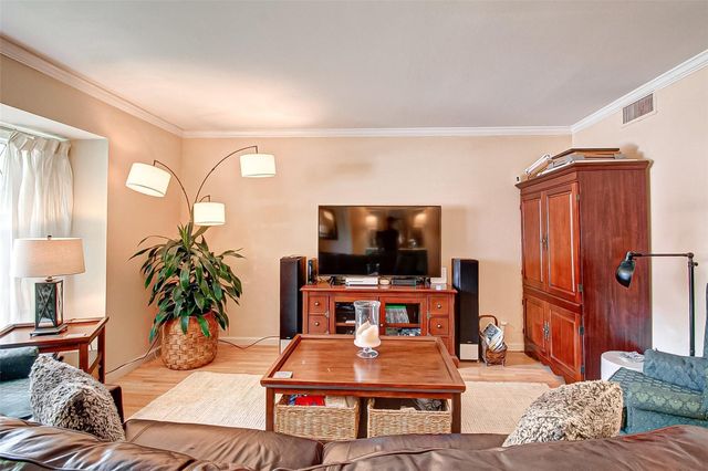 6332 Chevy Chase Drive 16, Houston, TX 77057