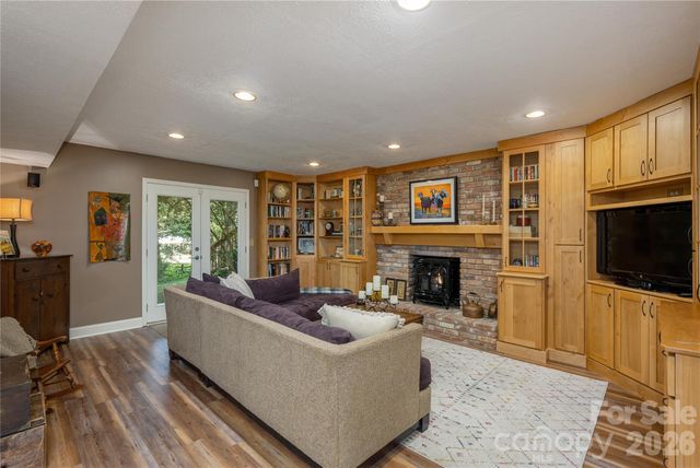 906 Indian Hill Road, Hendersonville, NC 28792