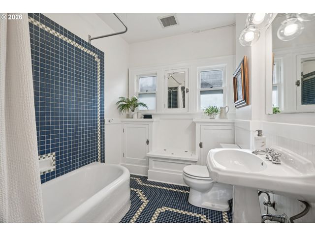 5216 Ne CLEVELAND Ave, Portland, OR 97211