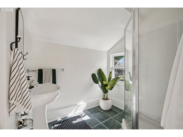 5216 Ne CLEVELAND Ave, Portland, OR 97211