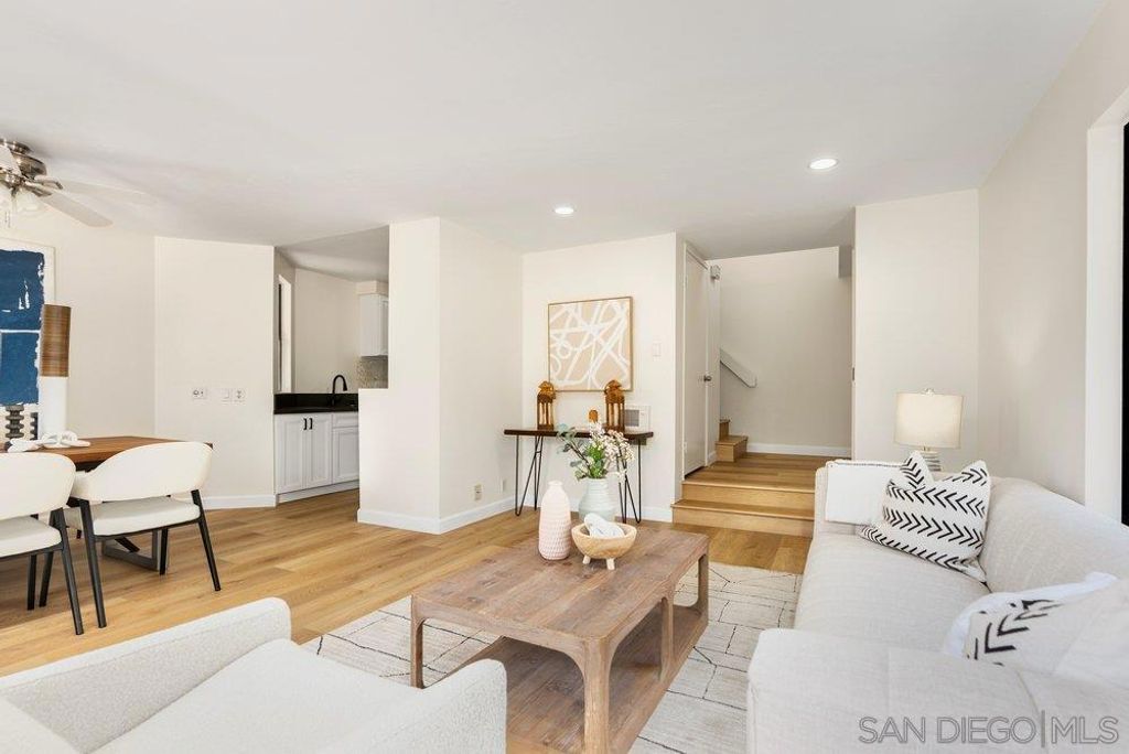 Image 10 of property listing at 3290 Via Marin 60, La Jolla, CA 92037