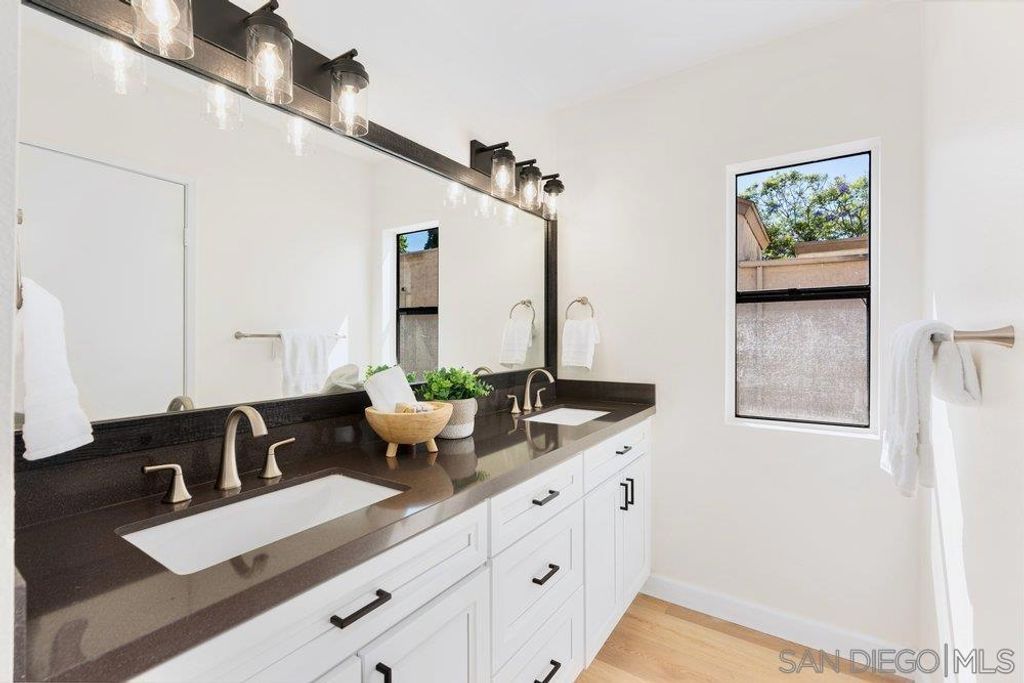 Image 17 of property listing at 3290 Via Marin 60, La Jolla, CA 92037