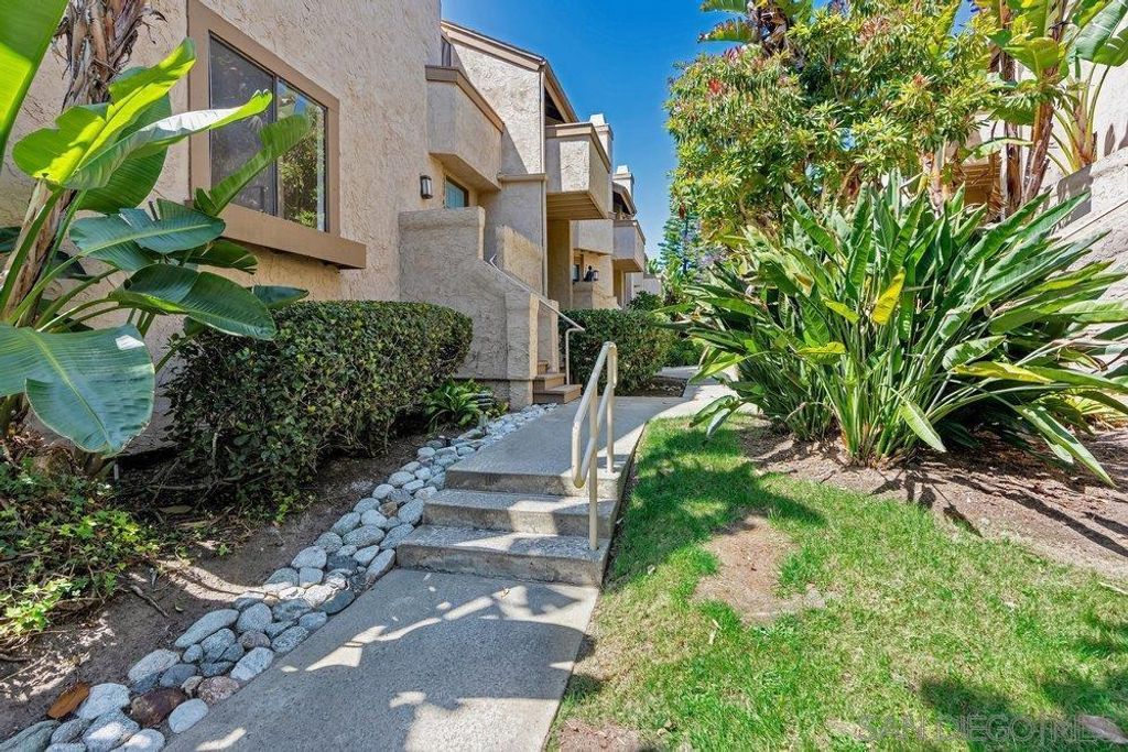 Image 3 of property listing at 3290 Via Marin 60, La Jolla, CA 92037