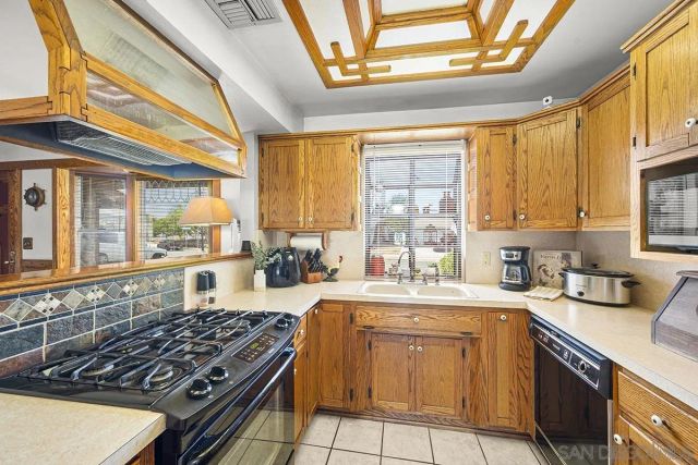 9427 W Heaney Circle, Santee, CA 92071