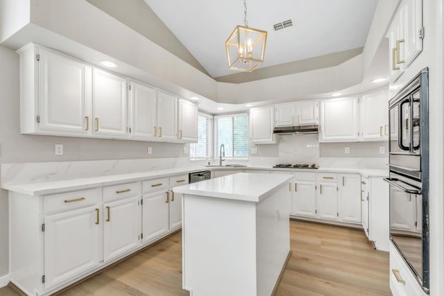 6937 Hollybrook Dr, Sacramento, CA 95823