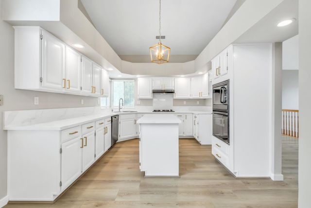 6937 Hollybrook Dr, Sacramento, CA 95823