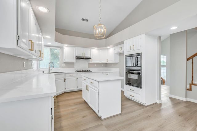 6937 Hollybrook Dr, Sacramento, CA 95823