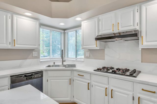 6937 Hollybrook Dr, Sacramento, CA 95823