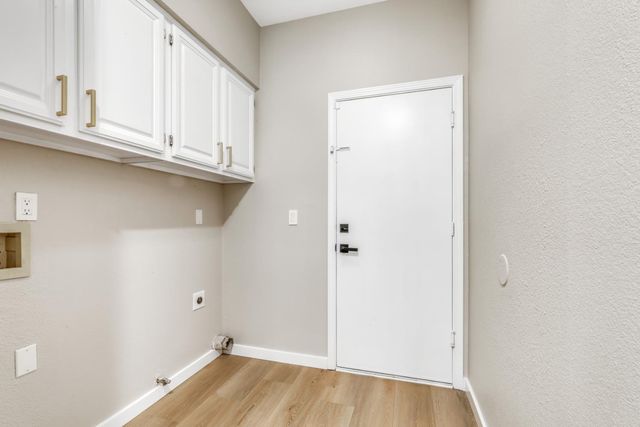 6937 Hollybrook Dr, Sacramento, CA 95823