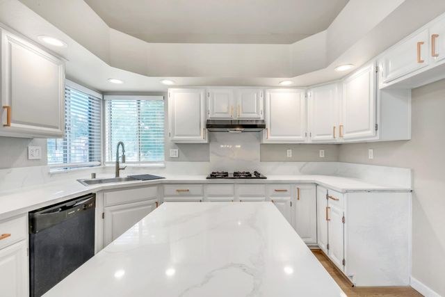 6937 Hollybrook Dr, Sacramento, CA 95823