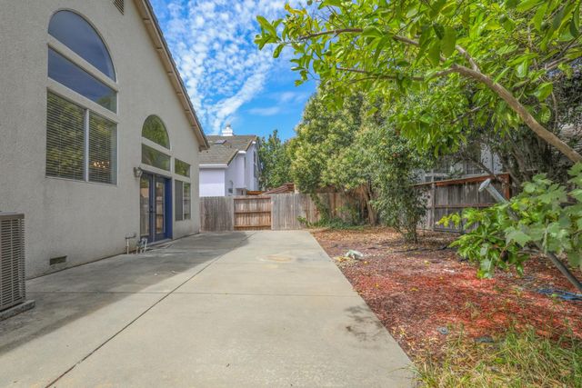 6937 Hollybrook Dr, Sacramento, CA 95823