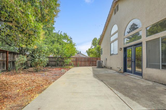 6937 Hollybrook Dr, Sacramento, CA 95823