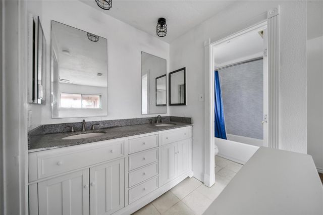 501 Desert Aire Drive, Friendswood, TX 77546