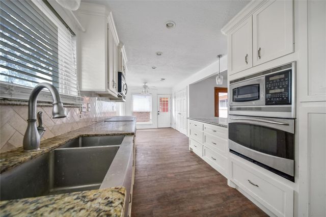 501 Desert Aire Drive, Friendswood, TX 77546