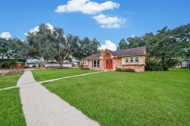 501 Desert Aire Drive, Friendswood, TX 77546
