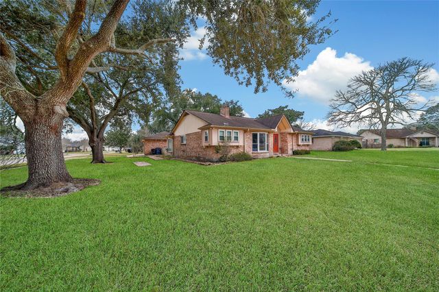 501 Desert Aire Drive, Friendswood, TX 77546