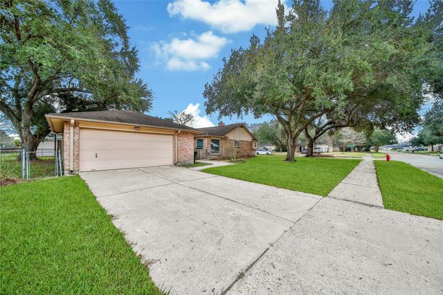 501 Desert Aire Drive, Friendswood, TX 77546