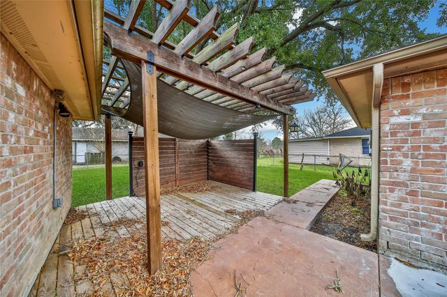 501 Desert Aire Drive, Friendswood, TX 77546