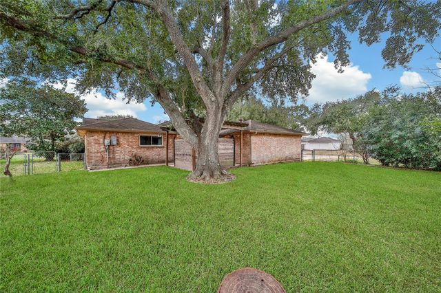 501 Desert Aire Drive, Friendswood, TX 77546