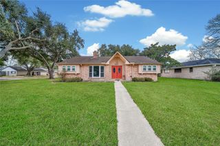 501 Desert Aire Drive, Friendswood, TX 77546