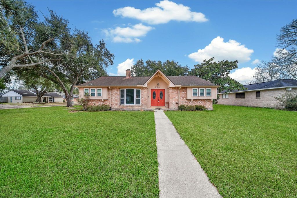 501 Desert Aire Drive, Friendswood, TX 77546