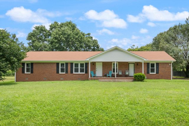 704 Redwood Cir, Columbia, TN 38401