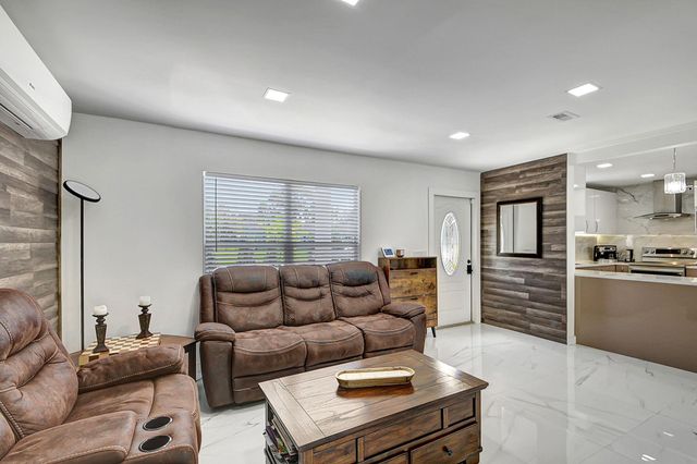 5425 Stratford Road, Haverhill, FL 33415