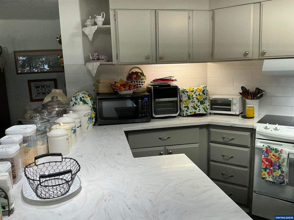 Image 11 of property listing at 5422 Portland (#99) Rd NE 99, Salem, OR 97305